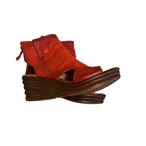MIZ MOOZ ANNA WEDGE BOOTIE in SCARLET